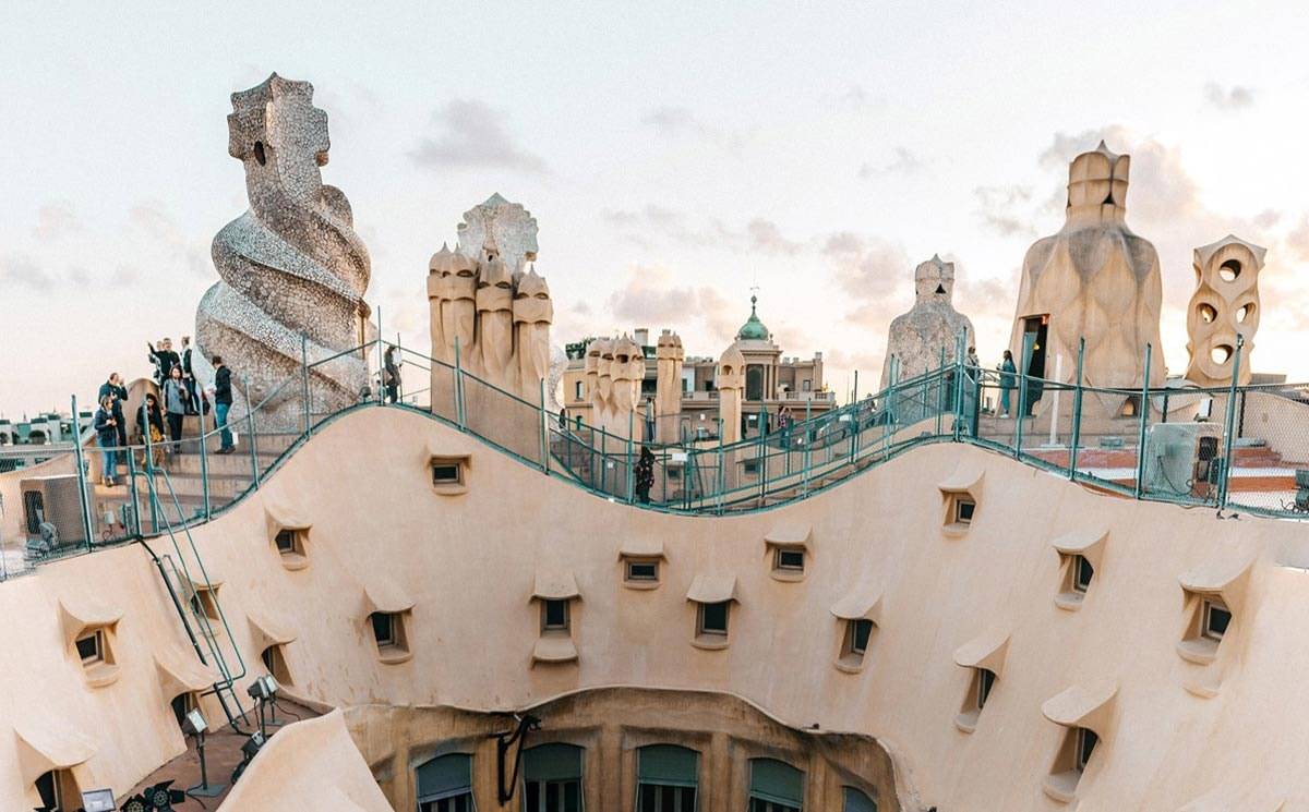 La 080 Barcelona Fashion calienta motores: próxima edición digital desde La  Pedrera de Gaudí