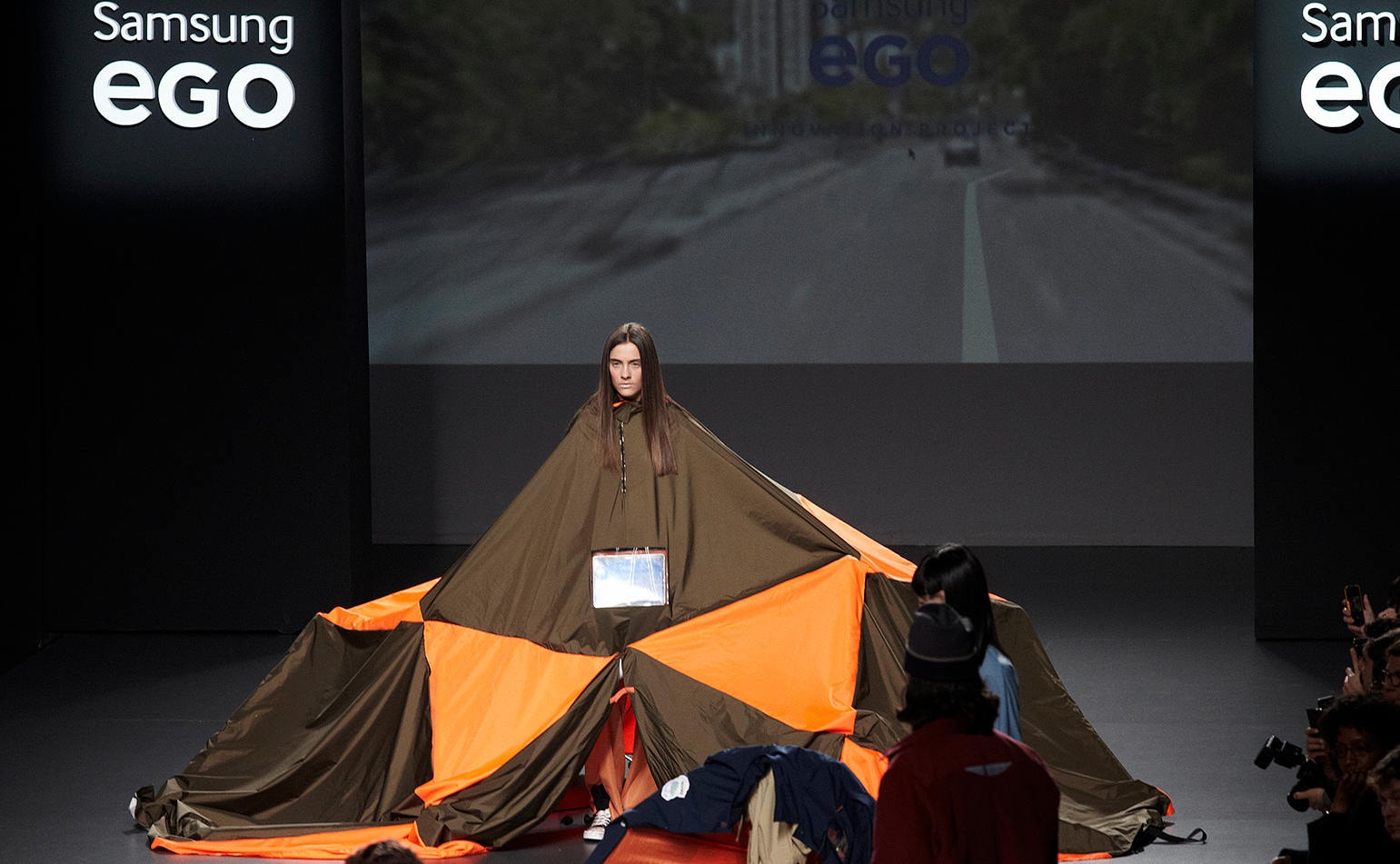 Las prendas que se convierten en tiendas de Rubén Gómez inauguraron la jornada de jóvenes diseñadores Las prendas que se convierten en tiendas de Rubén Gómez inauguraron la jornada de jóvenes diseñadores