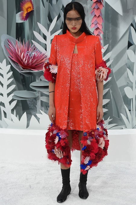 Las mujeres de Chanel florecen en un jardín encantado y muestran el ombligo Las mujeres de Chanel florecen en un jardín encantado y muestran el ombligo