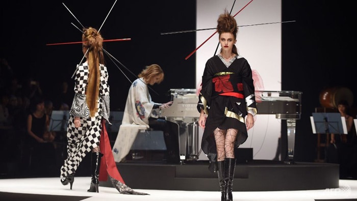 El kimono se adapta al presente en la Semana de la Moda de Tokio El kimono se adapta al presente en la Semana de la Moda de Tokio