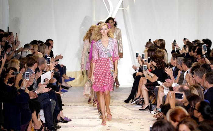 Volantes y hombros desnudos, primeras tendencias en Fashion Week de Nueva York Volantes y hombros desnudos, primeras tendencias en Fashion Week de Nueva York