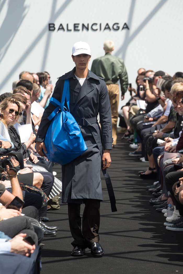 Balenciaga debutó en moda masculina apelando a los códigos del fundador Balenciaga debutó en moda masculina apelando a los códigos del fundador