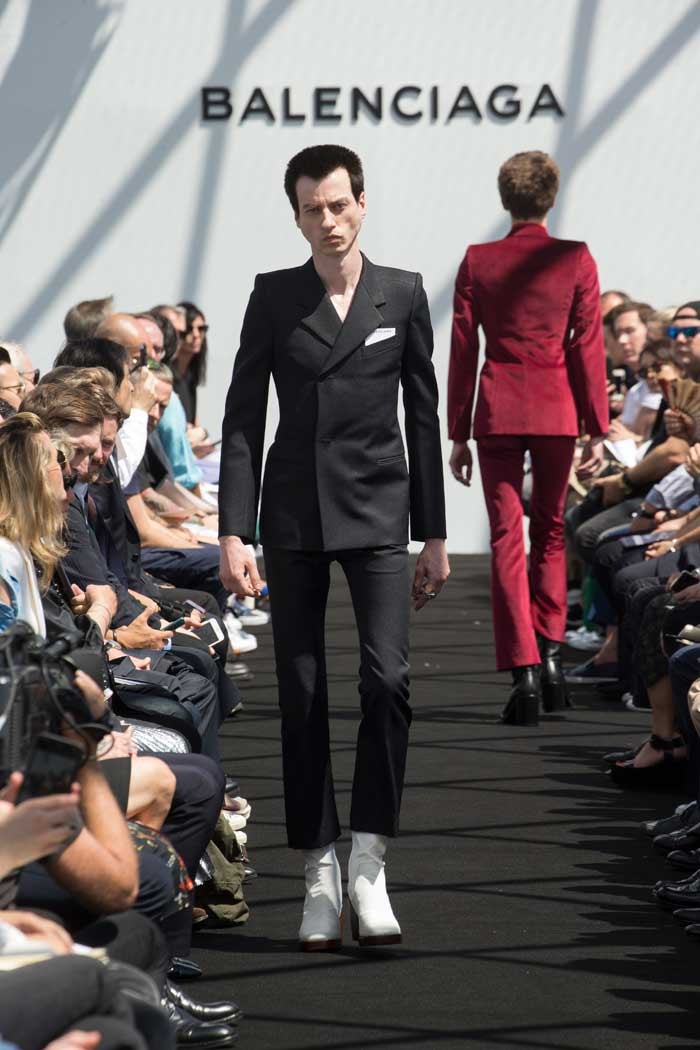 Balenciaga debutó en moda masculina apelando a los códigos del fundador Balenciaga debutó en moda masculina apelando a los códigos del fundador