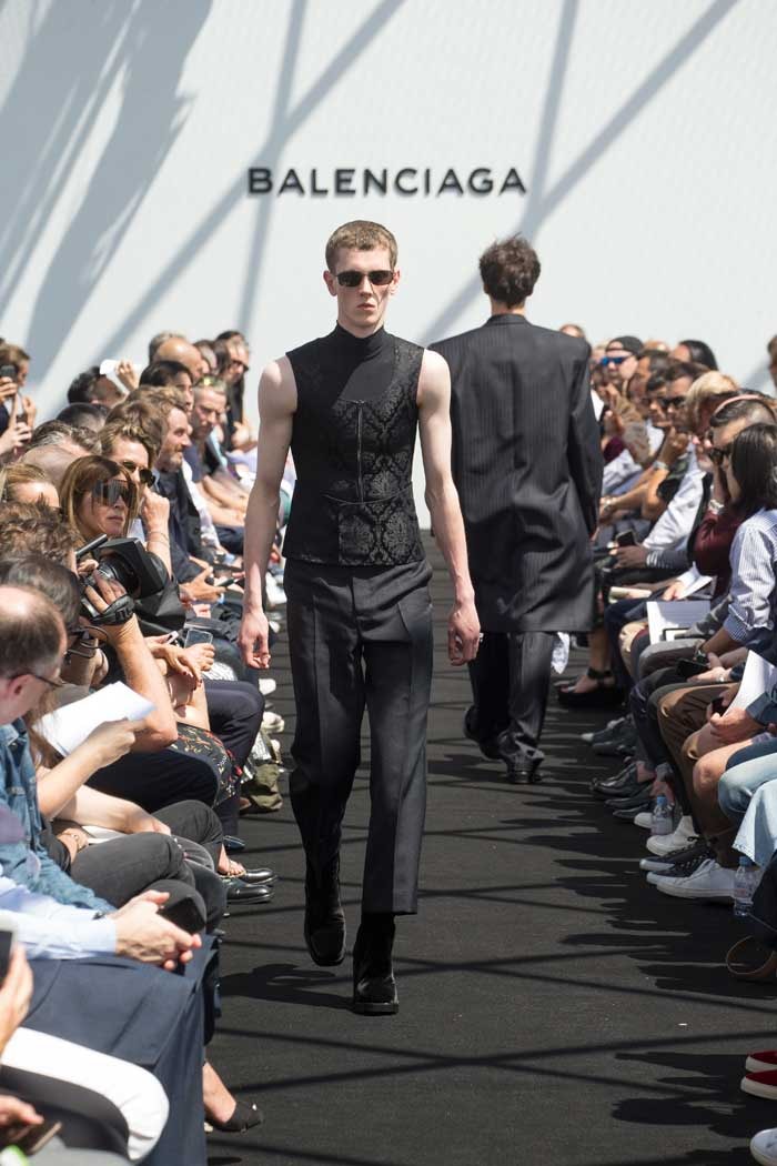 Balenciaga debutó en moda masculina apelando a los códigos del fundador Balenciaga debutó en moda masculina apelando a los códigos del fundador