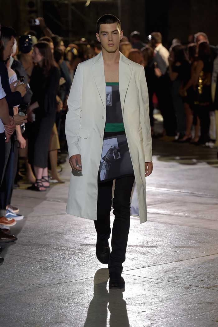 Resumen: El Show de Raf Simons SS17 en Pitti Uomo Resumen: El Show de Raf Simons SS17 en Pitti Uomo