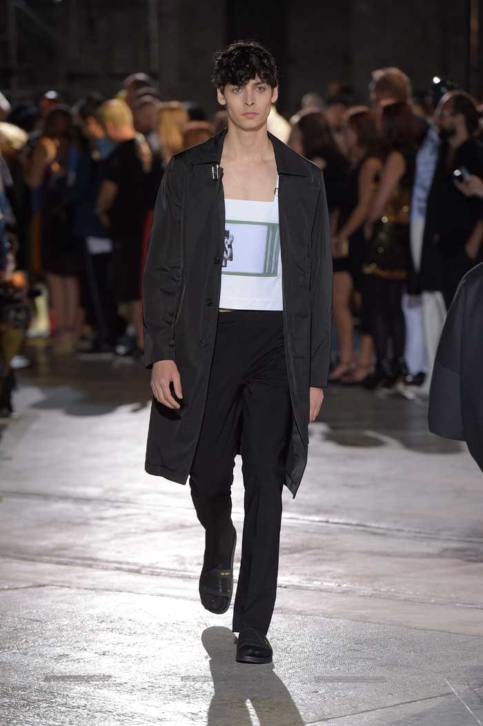 Resumen: El Show de Raf Simons SS17 en Pitti Uomo Resumen: El Show de Raf Simons SS17 en Pitti Uomo