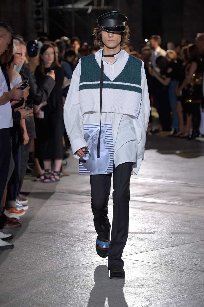 Resumen: El Show de Raf Simons SS17 en Pitti Uomo Resumen: El Show de Raf Simons SS17 en Pitti Uomo