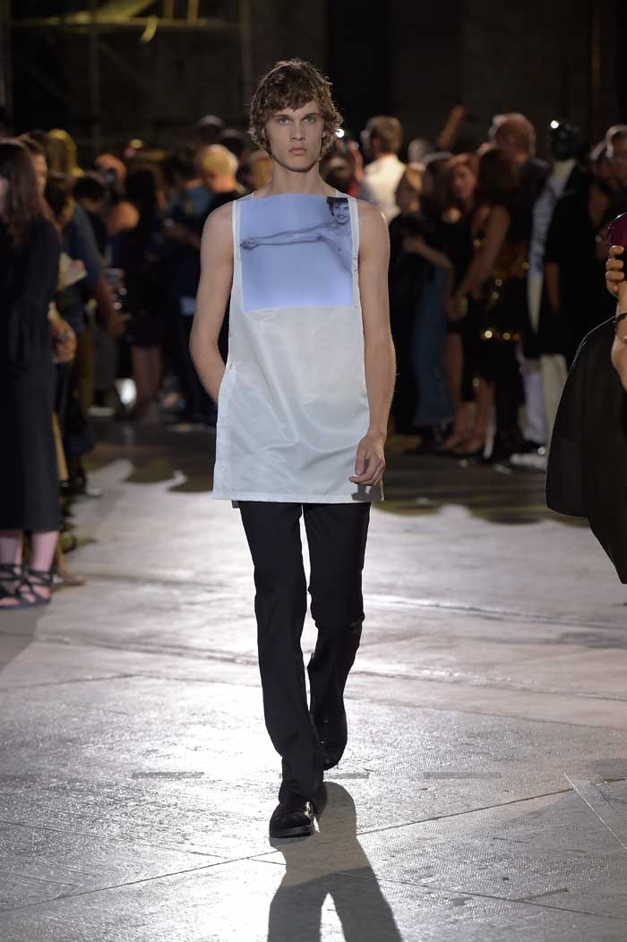 Resumen: El Show de Raf Simons SS17 en Pitti Uomo Resumen: El Show de Raf Simons SS17 en Pitti Uomo