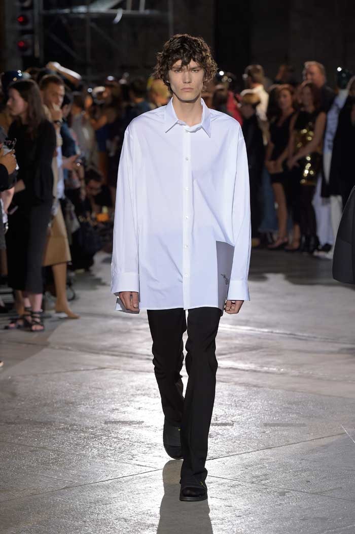 Resumen: El Show de Raf Simons SS17 en Pitti Uomo Resumen: El Show de Raf Simons SS17 en Pitti Uomo