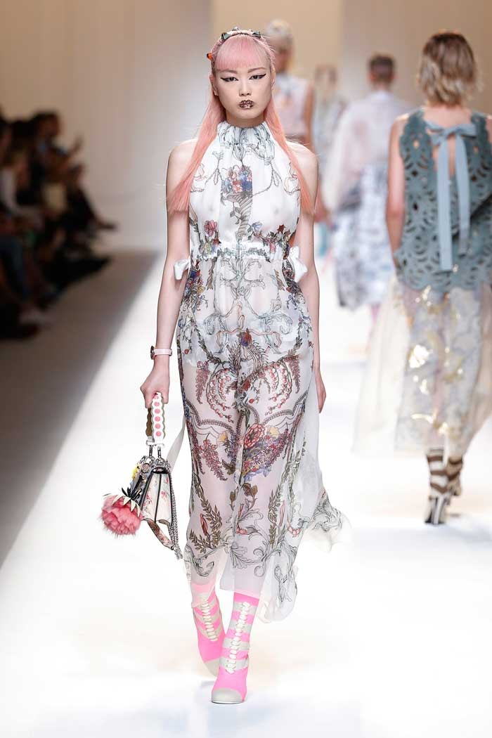 La vida en rosa de Fendi brilla en la semana de la moda de Milán La vida en rosa de Fendi brilla en la semana de la moda de Milán