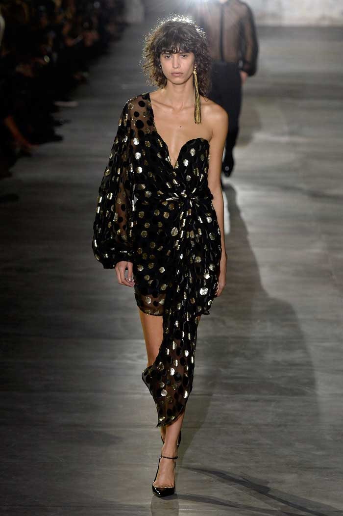 Moda en París: Jóvenes creadores y un Saint Laurent sexy versión Vaccarello Moda en París: Jóvenes creadores y un Saint Laurent sexy versión Vaccarello