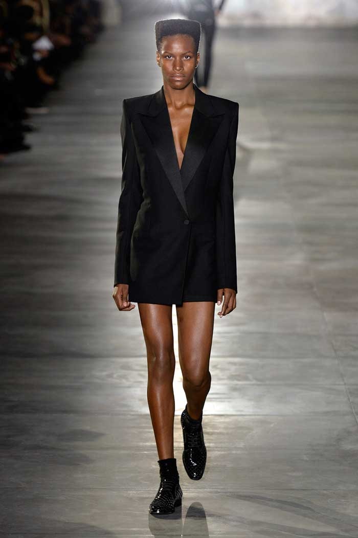 Moda en París: Jóvenes creadores y un Saint Laurent sexy versión Vaccarello Moda en París: Jóvenes creadores y un Saint Laurent sexy versión Vaccarello
