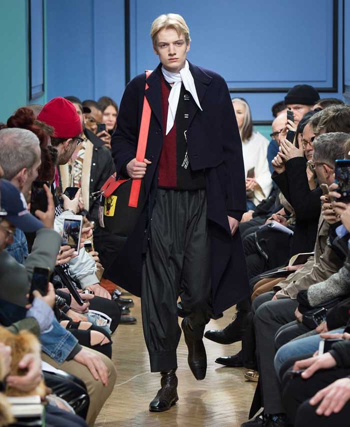 Las aplicaciones para teléfonos se vuelven prendas en la Fashion Week de Londres Las aplicaciones para teléfonos se vuelven prendas en la Fashion Week de Londres