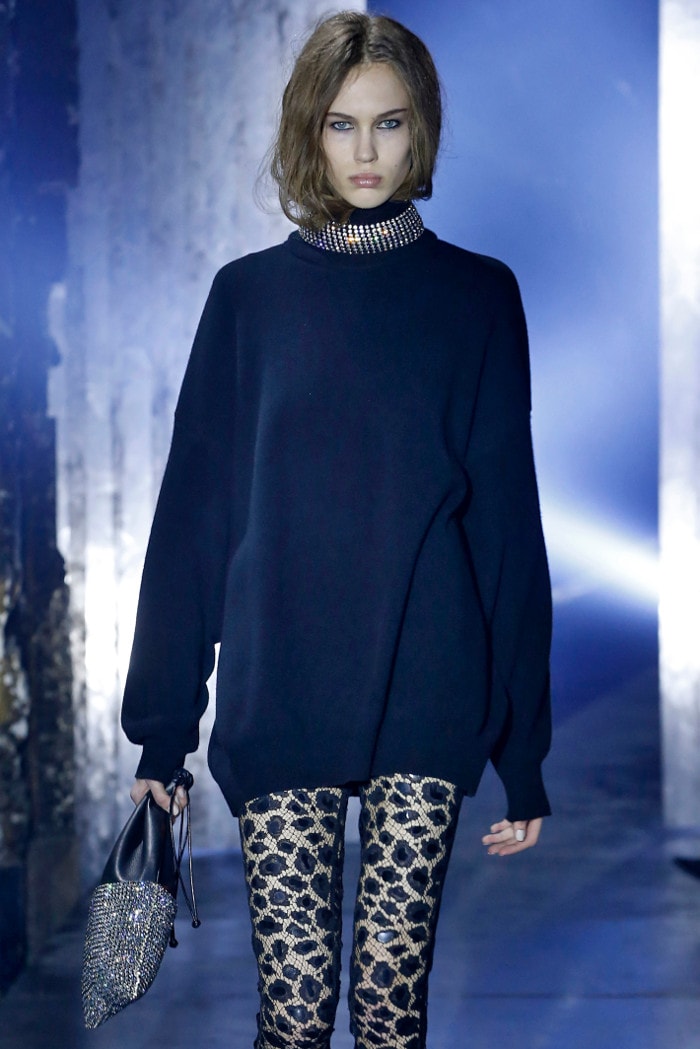 Alexander Wang apuesta al gótico urbano en destartalado cine de NYC Alexander Wang apuesta al gótico urbano en destartalado cine de NYC