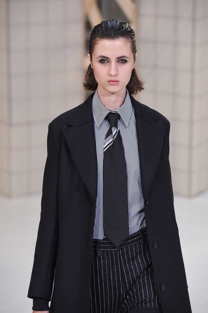¿La corbata pasó de moda? No, para las mujeres en París ¿La corbata pasó de moda? No, para las mujeres en París