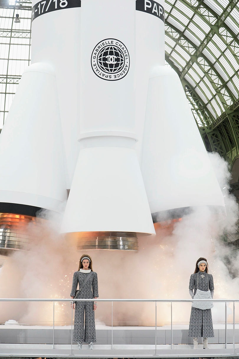 Karl Lagerfeld, a la conquista del espacio para vestir a la mujer de Chanel Karl Lagerfeld, a la conquista del espacio para vestir a la mujer de Chanel