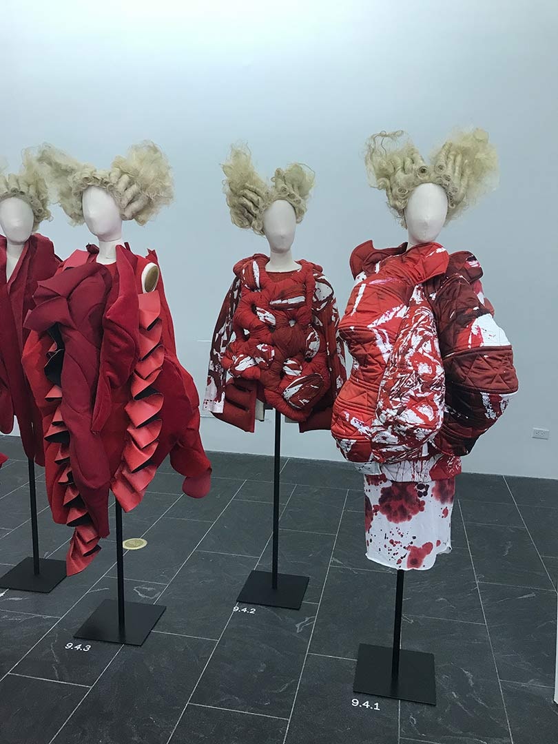 El Met de NY celebra la moda conceptual de "Comme des Garçons" El Met de NY celebra la moda conceptual de "Comme des Garçons"
