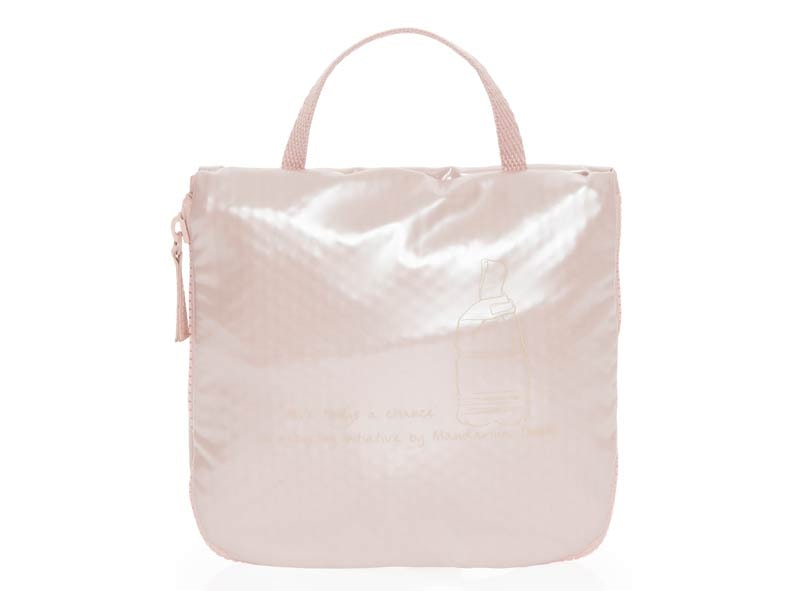 Mandarina Duck presenta una línea a partir del reciclaje de botellas de plástico Mandarina Duck presenta una línea a partir del reciclaje de botellas de plástico