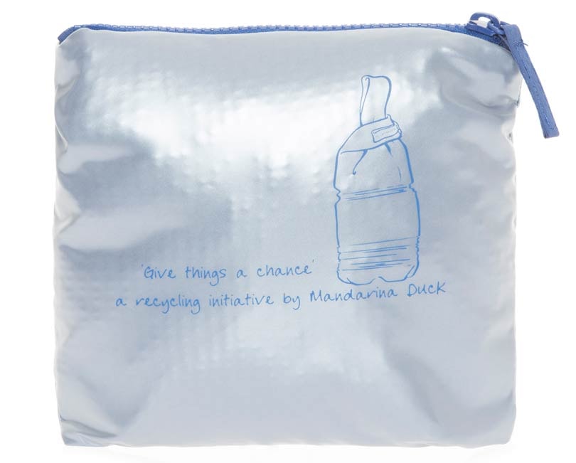 Mandarina Duck presenta una línea a partir del reciclaje de botellas de plástico Mandarina Duck presenta una línea a partir del reciclaje de botellas de plástico
