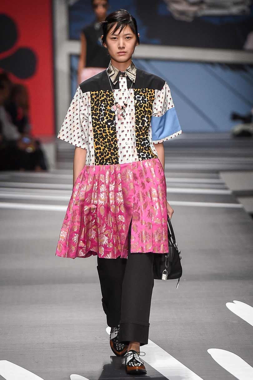 Prada defiende en su desfile en Milán que su trabajo es más importante que las ventas Prada defiende en su desfile en Milán que su trabajo es más importante que las ventas