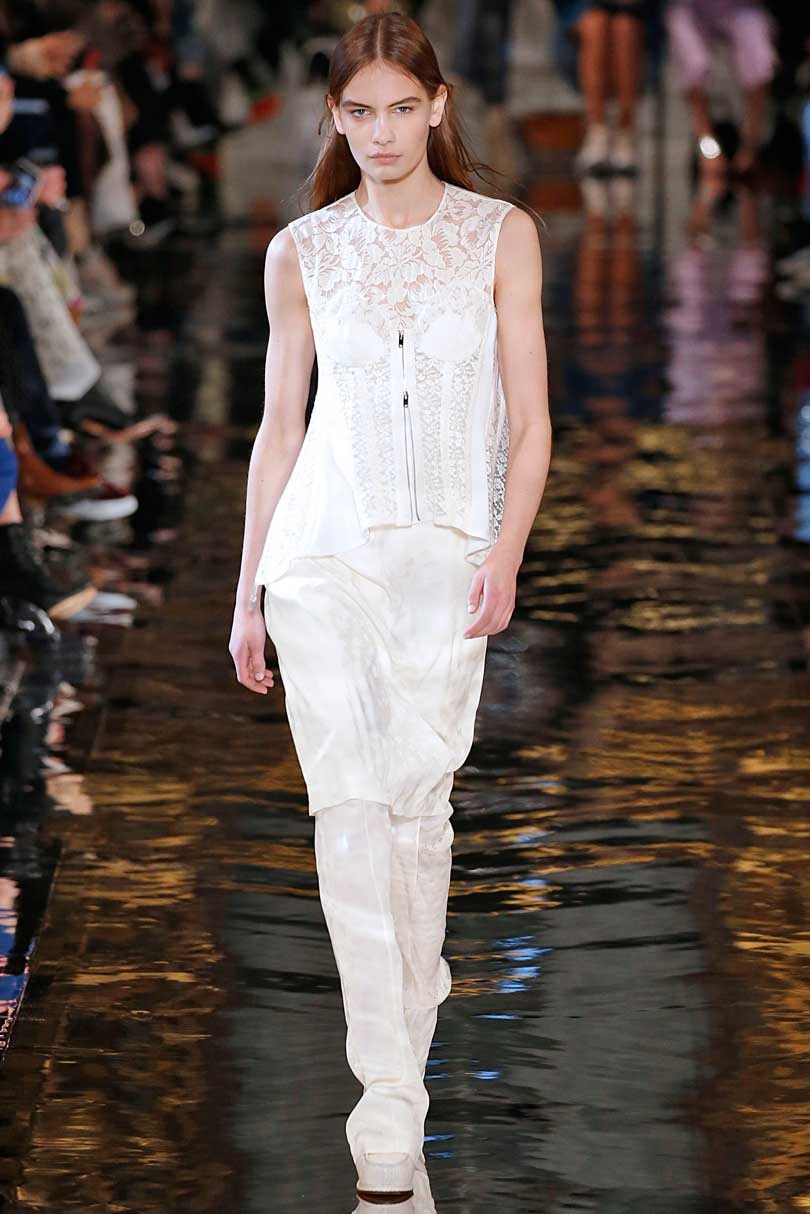 La imaginación de Sacai y el toque kitsch de Stella McCartney dan la nota en París La imaginación de Sacai y el toque kitsch de Stella McCartney dan la nota en París