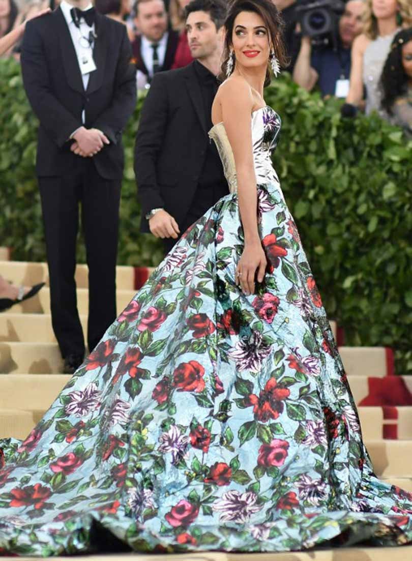 Vírgenes, ángeles y papisas en la célebre gala del Met en Nueva York Vírgenes, ángeles y papisas en la célebre gala del Met en Nueva York