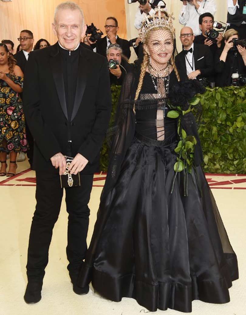 Vírgenes, ángeles y papisas en la célebre gala del Met en Nueva York Vírgenes, ángeles y papisas en la célebre gala del Met en Nueva York
