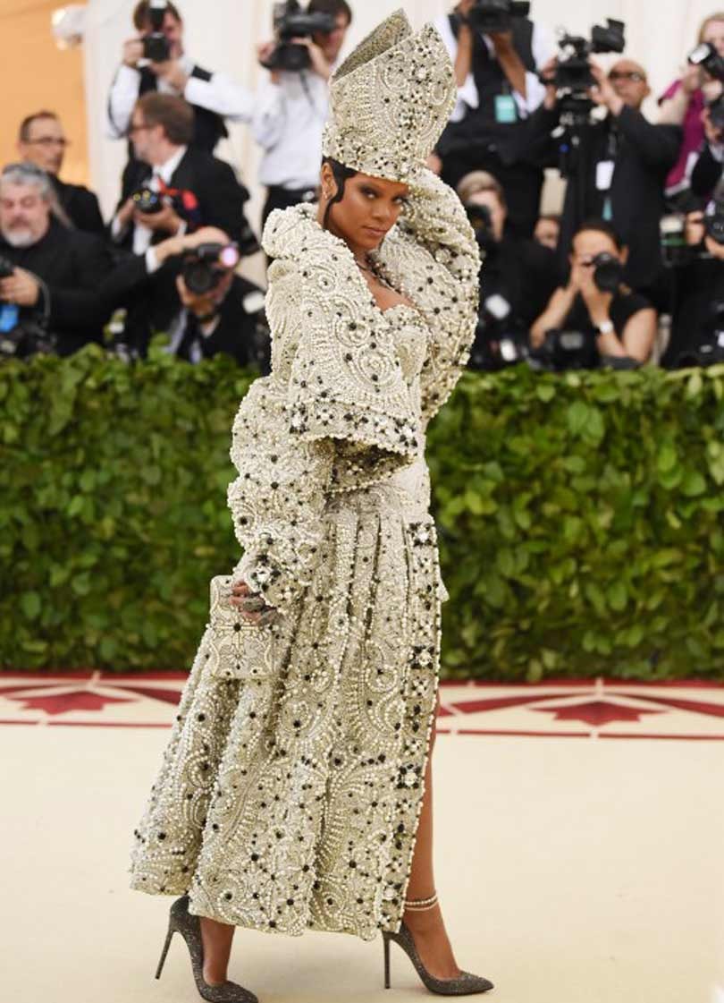 Vírgenes, ángeles y papisas en la célebre gala del Met en Nueva York Vírgenes, ángeles y papisas en la célebre gala del Met en Nueva York