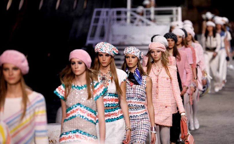 Chanel lanza el ancla en el Gran Palacio de París para presentar un "desfile crucero" Chanel lanza el ancla en el Gran Palacio de París para presentar un "desfile crucero"