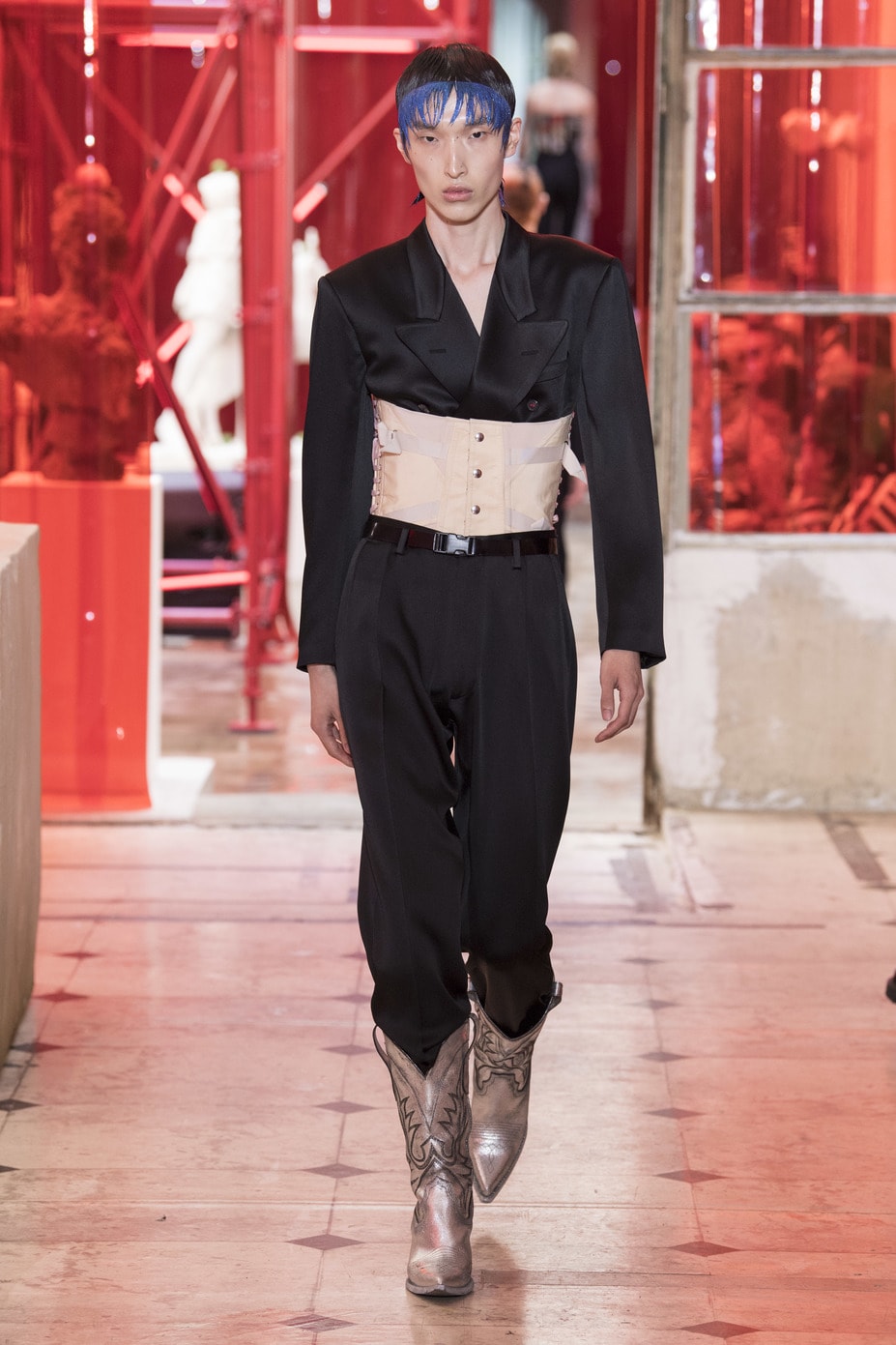 El corsé, la nueva apuesta de Galliano para el hombre El corsé, la nueva apuesta de Galliano para el hombre