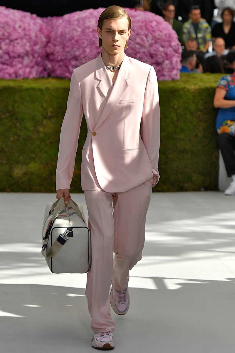 Más fresca y femenina, así se presentó la moda masculina en París Más fresca y femenina, así se presentó la moda masculina en París