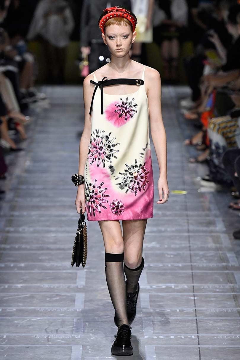 Las guerreras de Fendi y los desgarros de Prada desfilan en Milán Las guerreras de Fendi y los desgarros de Prada desfilan en Milán