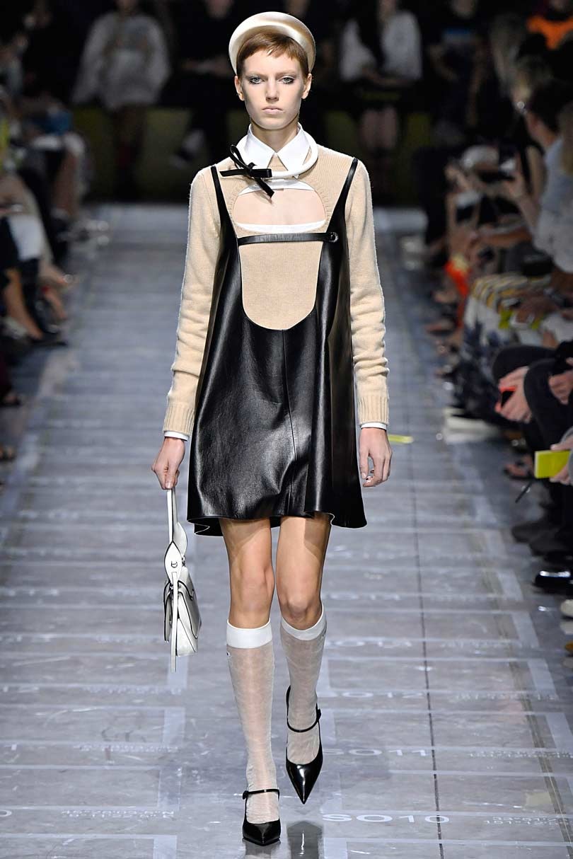 Las guerreras de Fendi y los desgarros de Prada desfilan en Milán Las guerreras de Fendi y los desgarros de Prada desfilan en Milán