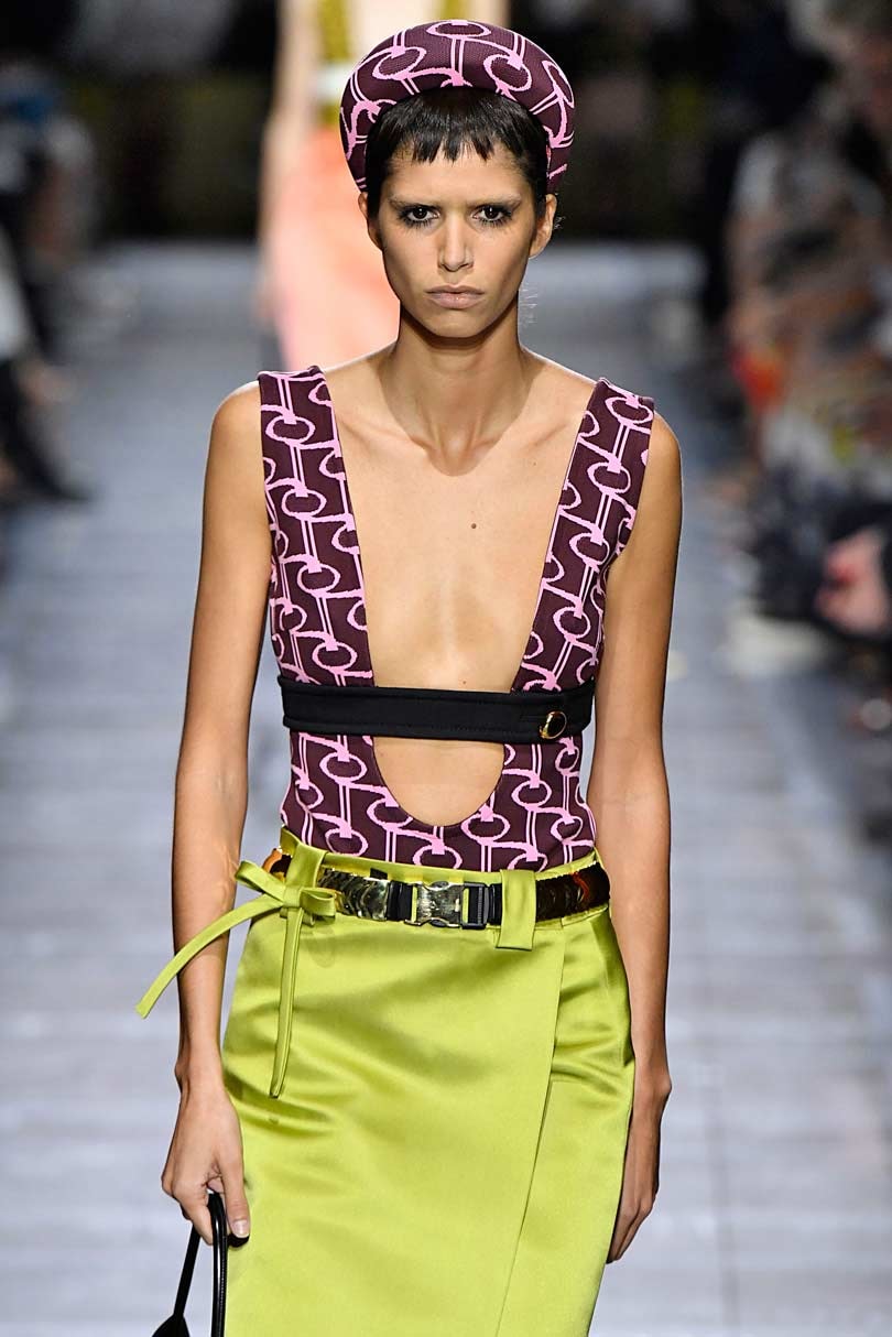 Las guerreras de Fendi y los desgarros de Prada desfilan en Milán Las guerreras de Fendi y los desgarros de Prada desfilan en Milán