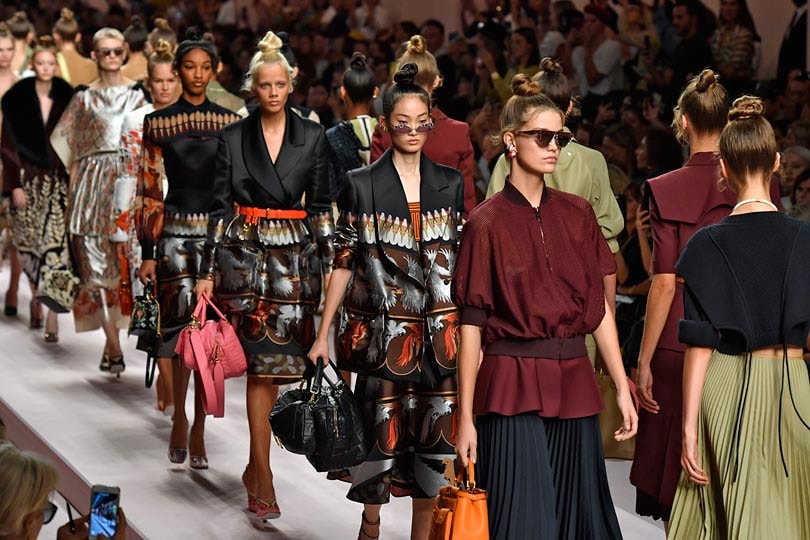 Las guerreras de Fendi y los desgarros de Prada desfilan en Milán Las guerreras de Fendi y los desgarros de Prada desfilan en Milán