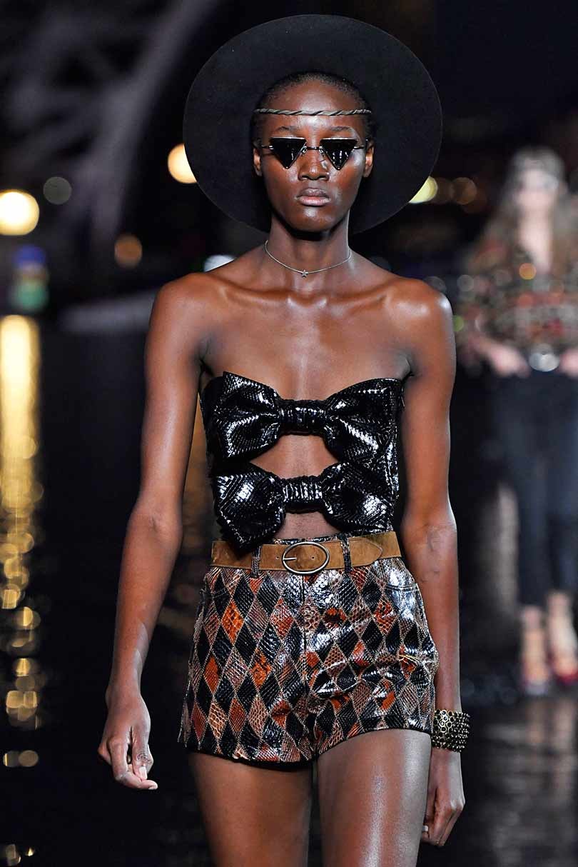 Saint Laurent camina sobre el agua en París Saint Laurent camina sobre el agua en París