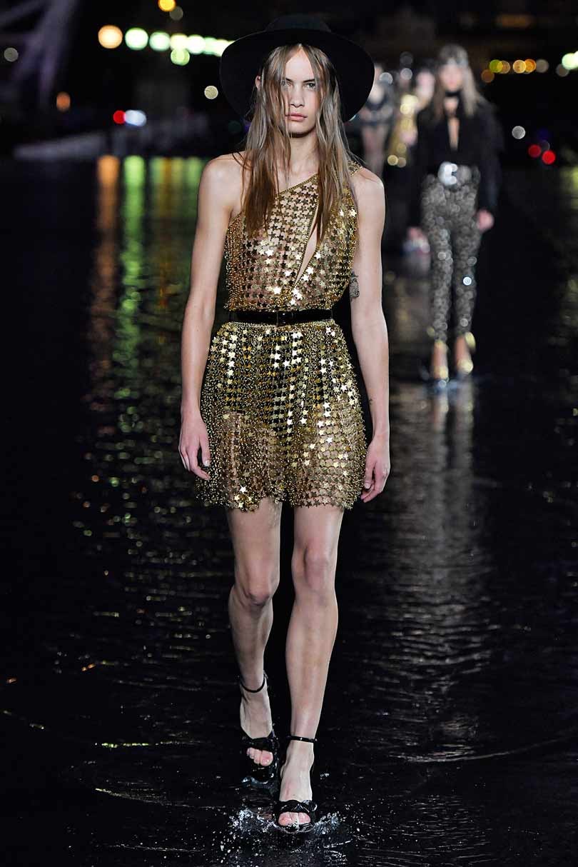 Saint Laurent camina sobre el agua en París Saint Laurent camina sobre el agua en París