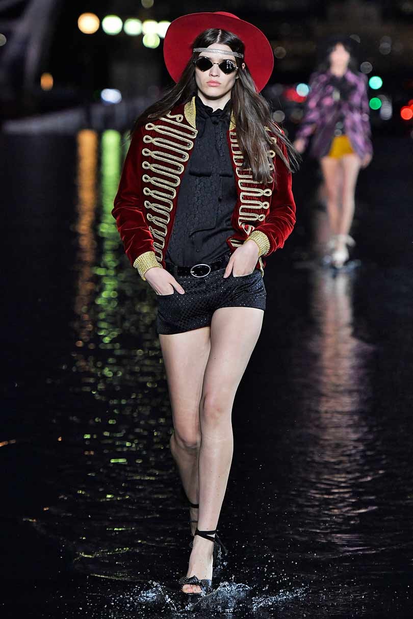 Saint Laurent camina sobre el agua en París Saint Laurent camina sobre el agua en París