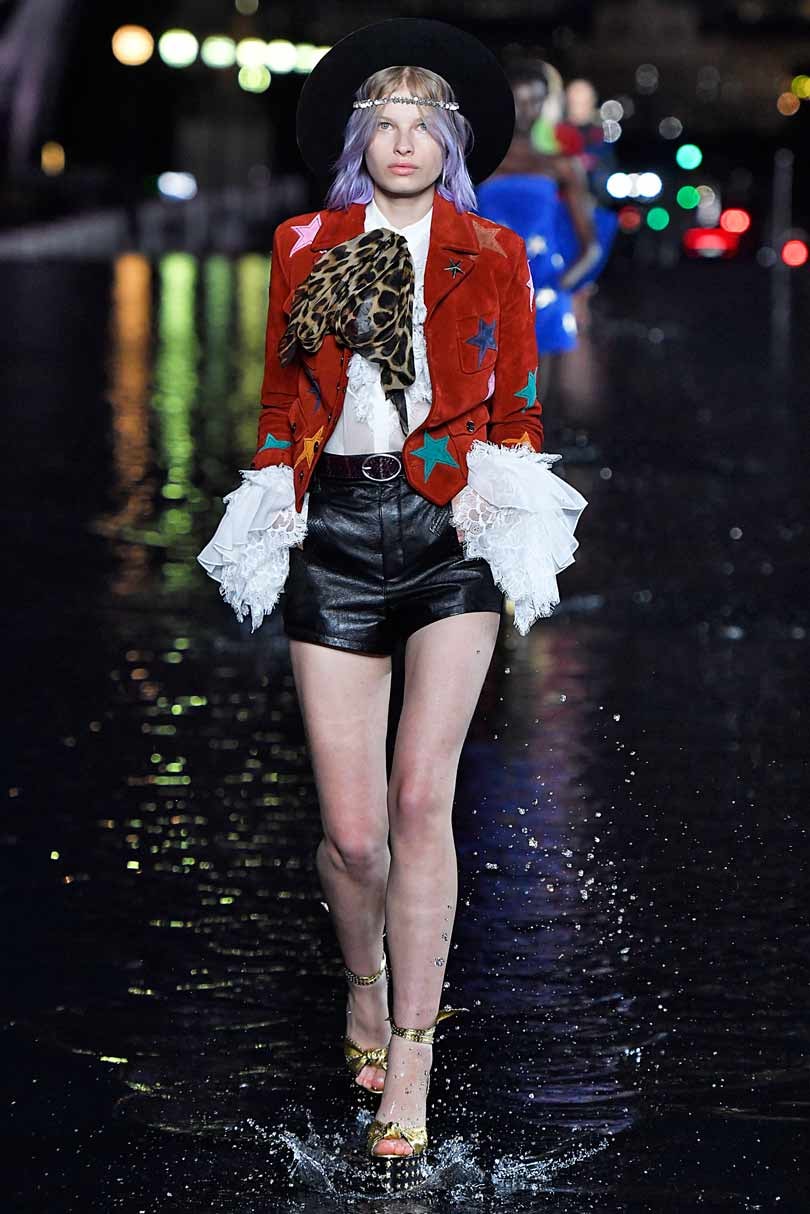 Saint Laurent camina sobre el agua en París Saint Laurent camina sobre el agua en París