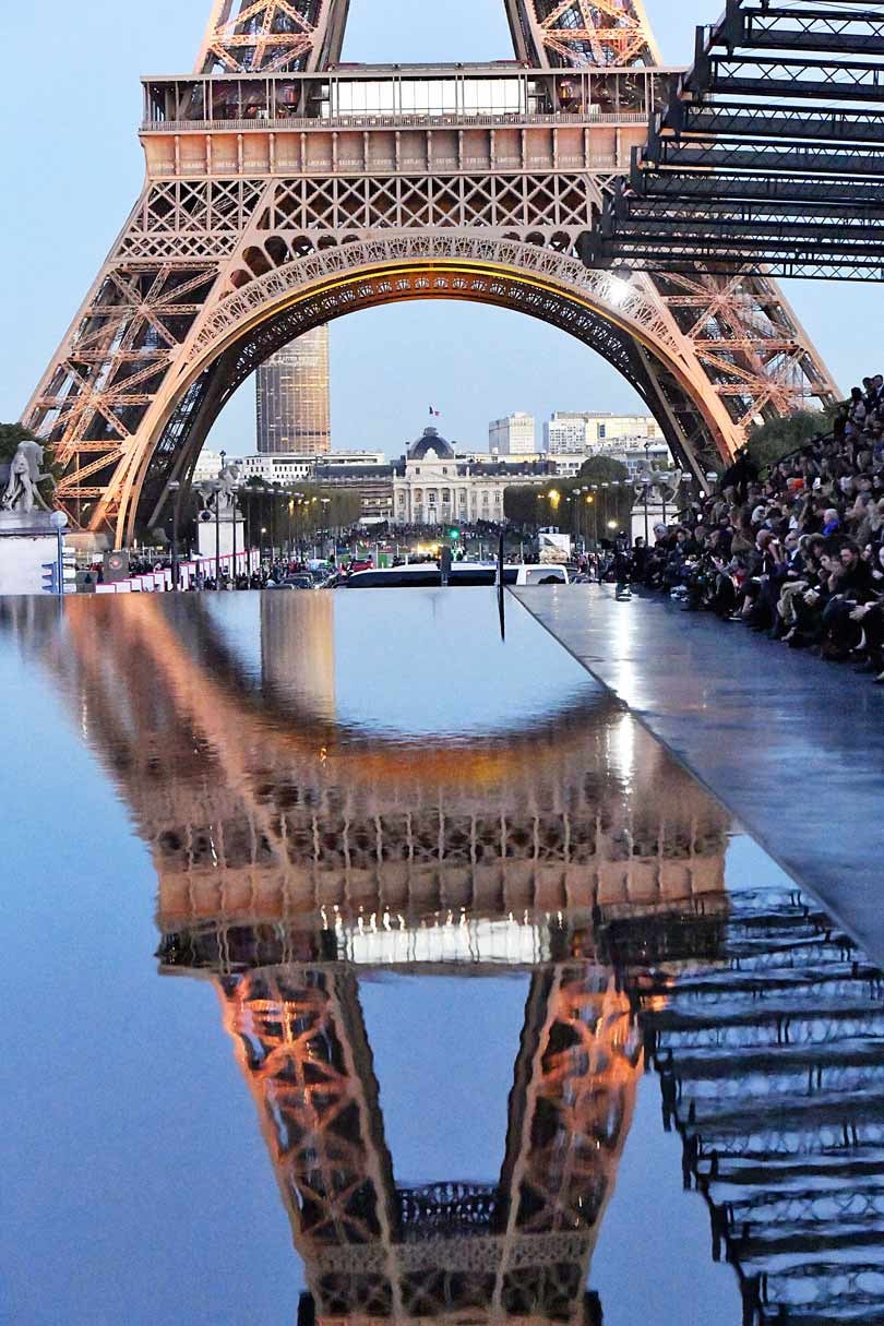 Saint Laurent camina sobre el agua en París Saint Laurent camina sobre el agua en París