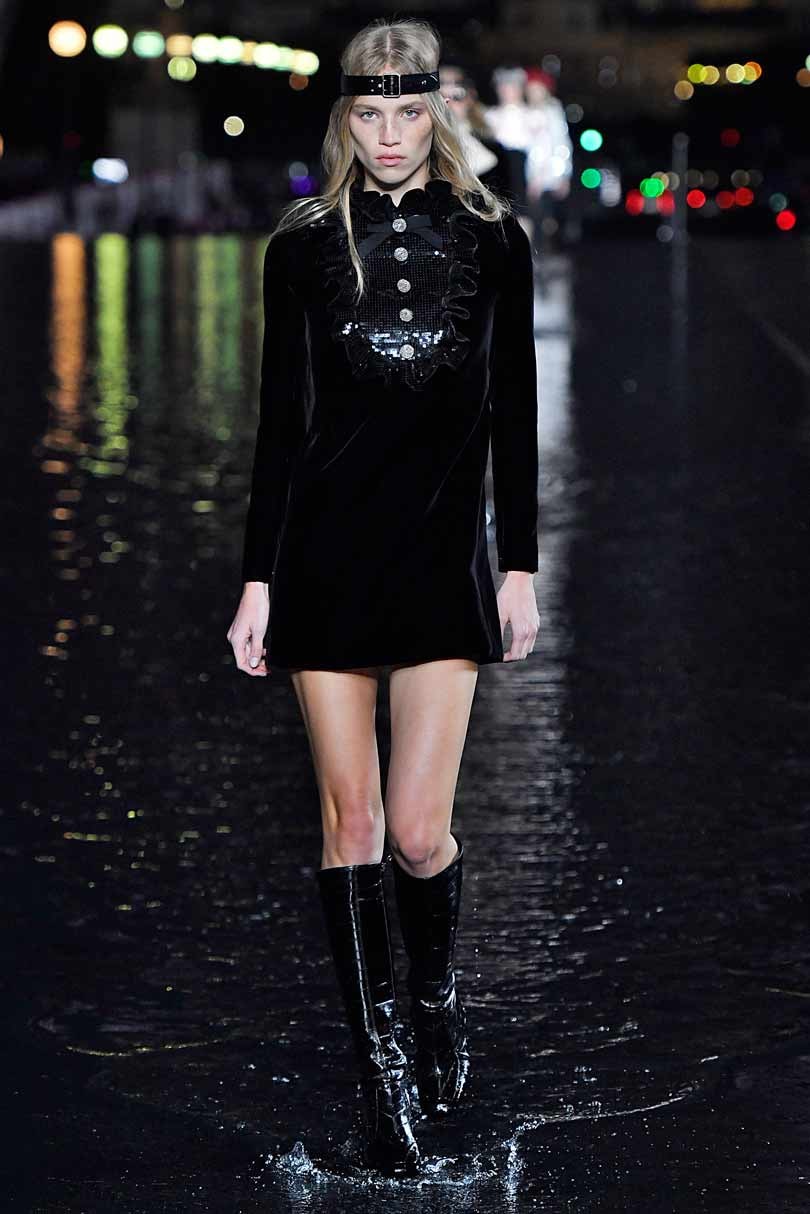 Saint Laurent camina sobre el agua en París Saint Laurent camina sobre el agua en París