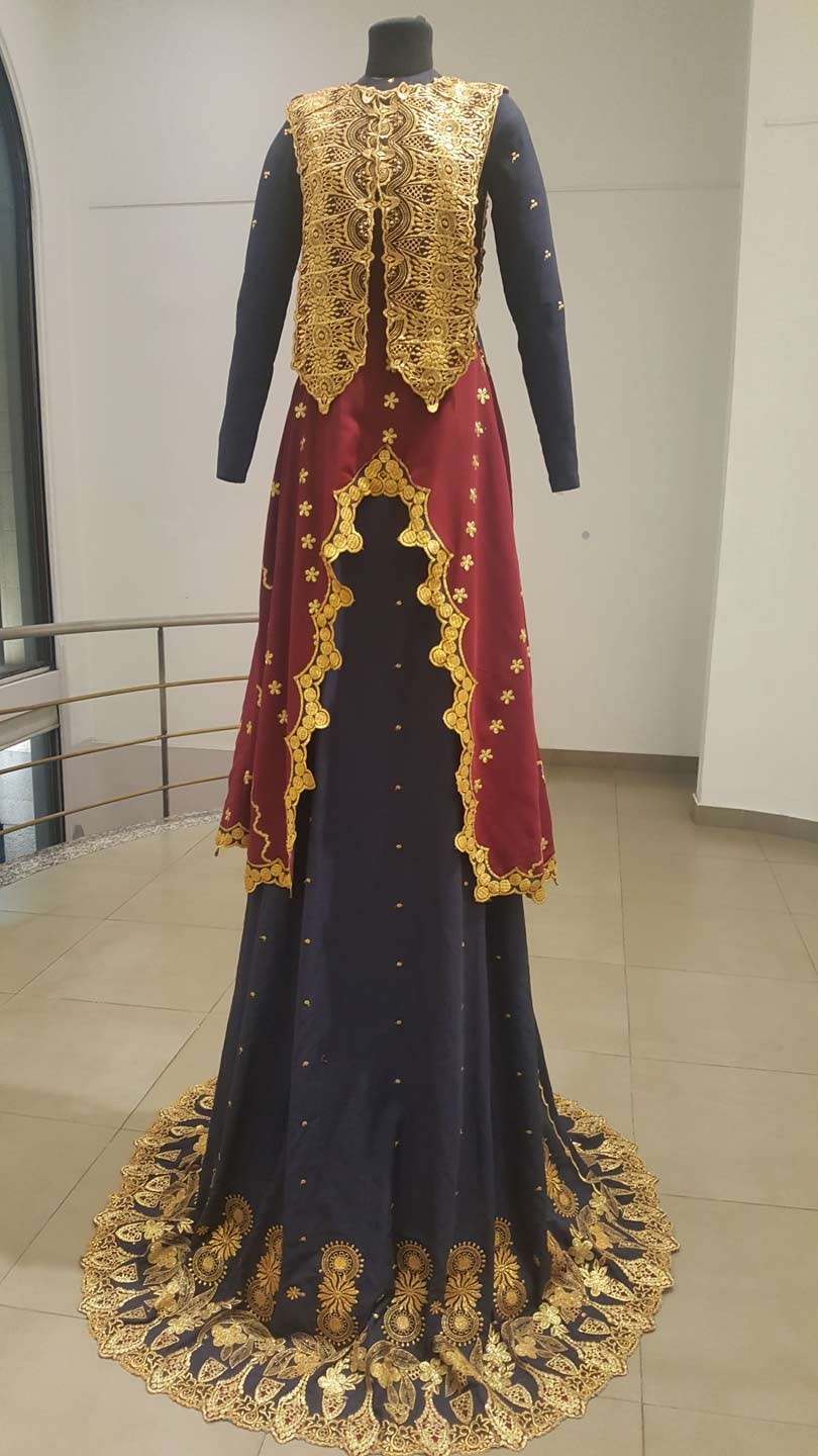 “Los Grandes Vestidos Reales” de Lamyne M “Los Grandes Vestidos Reales” de Lamyne M
