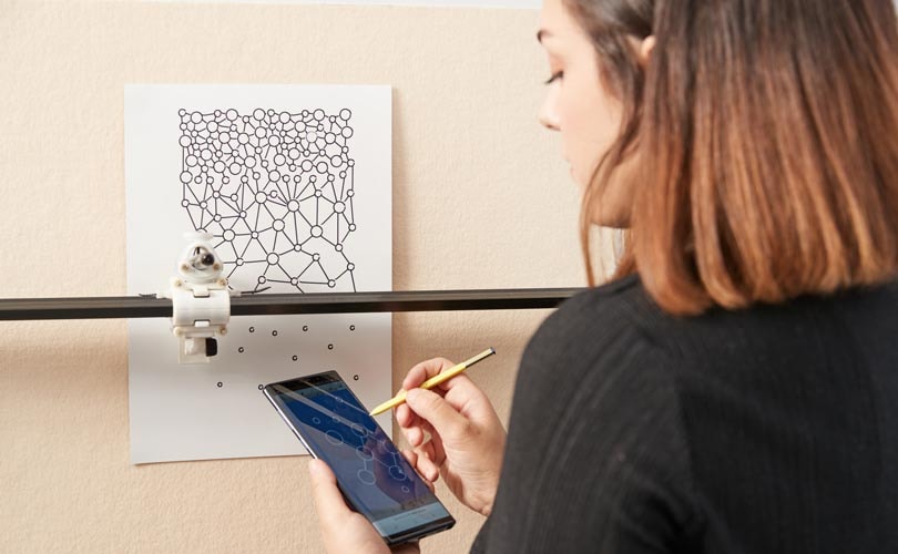 Samsung invita a la prometedora Aurélie Fontan a diseñar una colección usando solo un smartphone Samsung invita a la prometedora Aurélie Fontan a diseñar una colección usando solo un smartphone