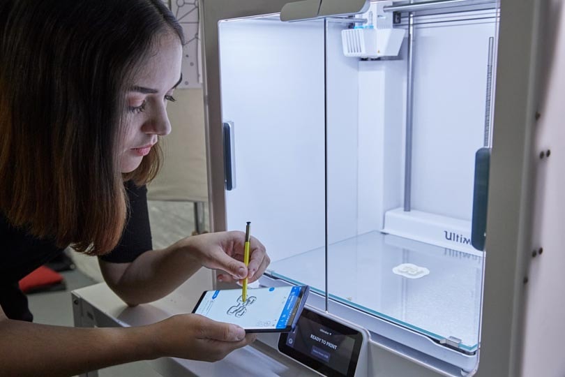 Samsung invita a la prometedora Aurélie Fontan a diseñar una colección usando solo un smartphone Samsung invita a la prometedora Aurélie Fontan a diseñar una colección usando solo un smartphone