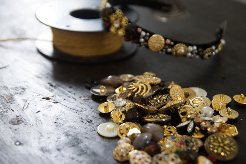 Cómo lucir una diadema de terciopelo Cómo lucir una diadema de terciopelo