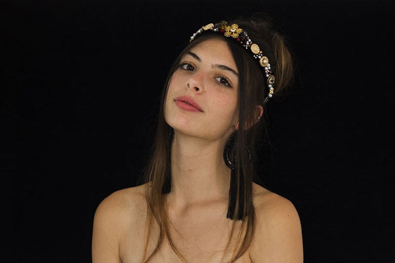 Cómo lucir una diadema de terciopelo Cómo lucir una diadema de terciopelo