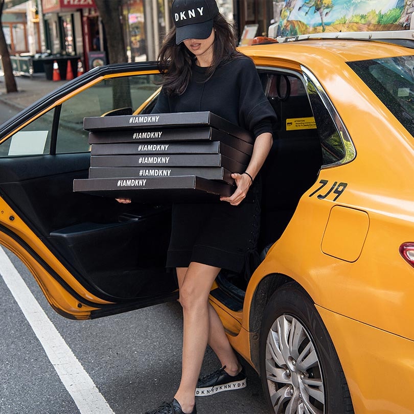Donna Karan lanza una colección online 100 por 100 solidaria Donna Karan lanza una colección online 100 por 100 solidaria