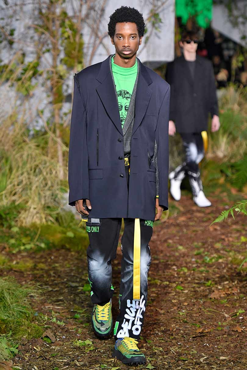 Virgil Abloh regresa a los tiempos de la TV y la corbata con Off White Virgil Abloh regresa a los tiempos de la TV y la corbata con Off White