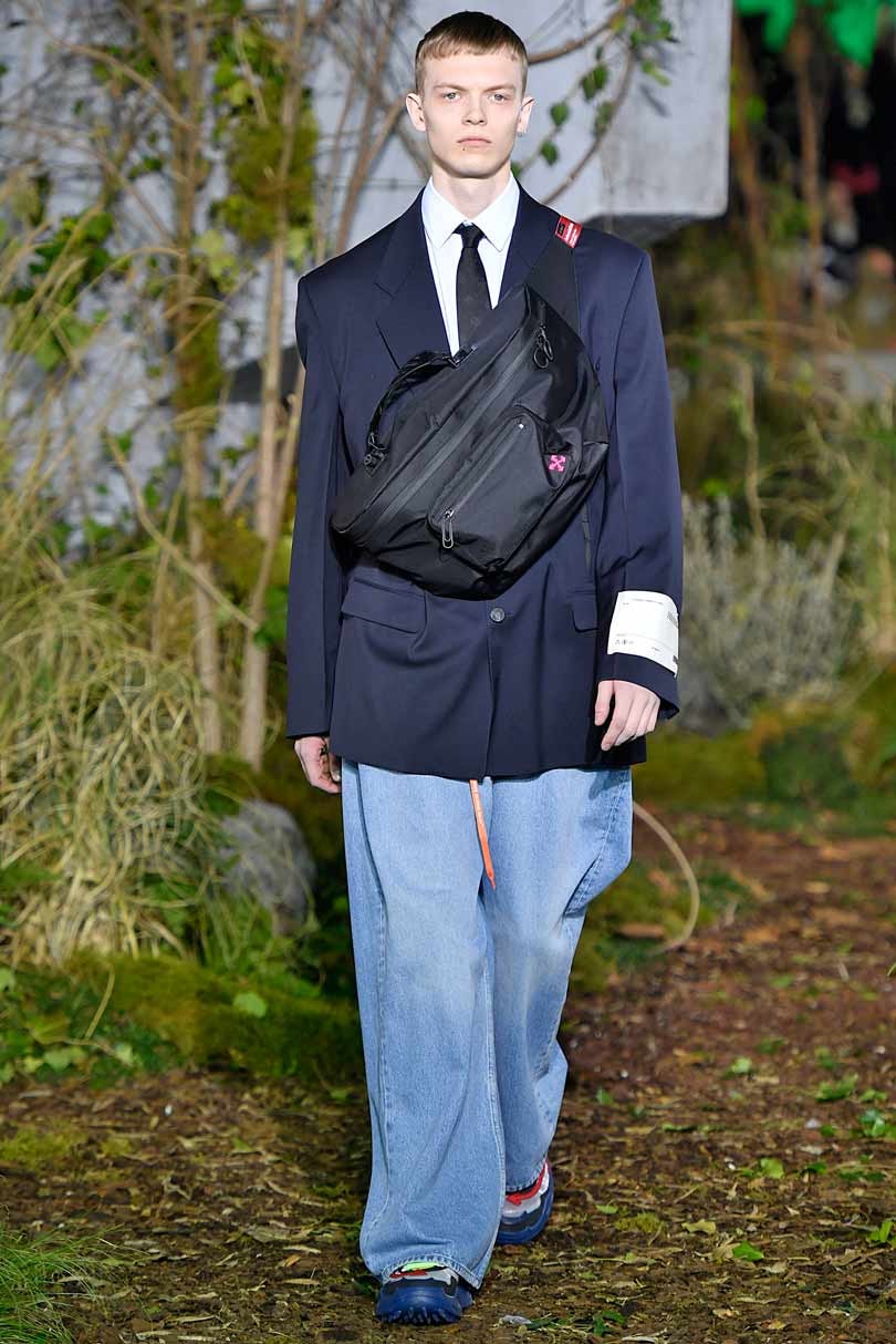Virgil Abloh regresa a los tiempos de la TV y la corbata con Off White Virgil Abloh regresa a los tiempos de la TV y la corbata con Off White