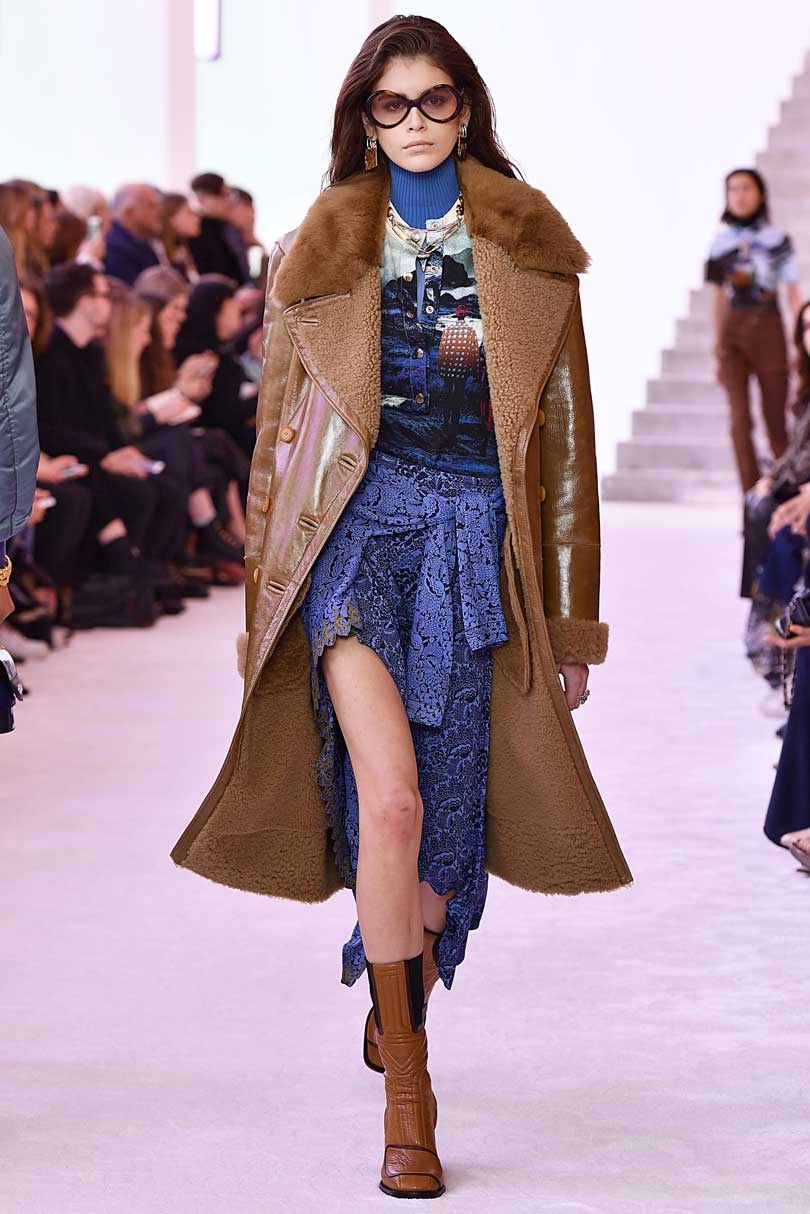 La casa Chloé rinde homenaje al "genio" Lagerfeld en un desfile en París La casa Chloé rinde homenaje al "genio" Lagerfeld en un desfile en París